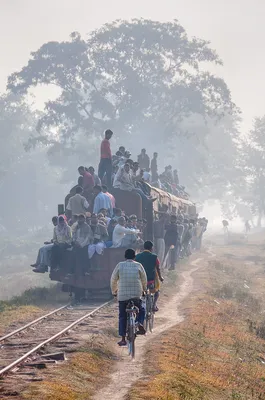 Три поезда столкнулись в Индии - фото