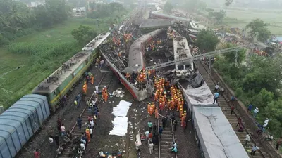 Авария поезда в Индии: домино из вагонов и 23 погибших (фоторепортаж) |  УНИАН