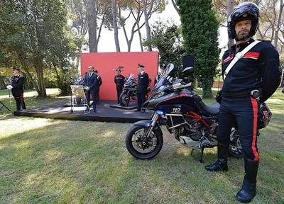 Грация и элегантность: ошеломляющие фотографии итальянских мотоциклов 