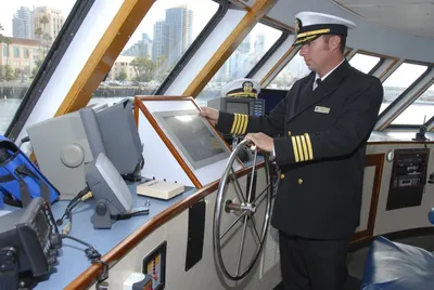 Капитан корабля тренирует другого человека · Бесплатные стоковые фото