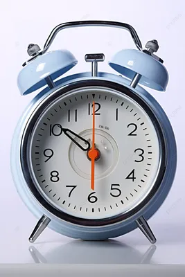 Реалистические часы офиса Современная стена круглая наблюдает со стрелками  и циферблатом времени расписание часов металла 3d клас Иллюстрация вектора  - иллюстрации насчитывающей метр, серебр: 150651031
