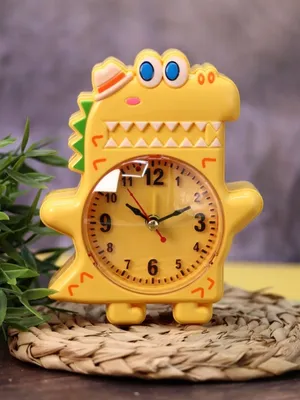 часы будильник стоит дома на столе утром Stock-Foto | Adobe Stock