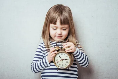 Как научить ребенка определять время по часам со стрелками