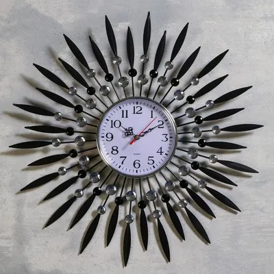 настенные часы] из-под циферблата…» — создано в Шедевруме