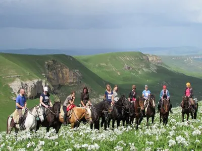 Катание на лошадях в долине реки Узунджа в Крыму