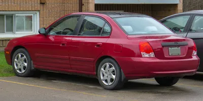 File:2005 Hyundai Elantra VE Sedan in Candy Apple, Rear Left,  04-29-2023.jpg - Wikipedia