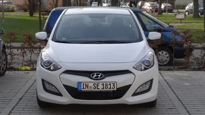 Сравнение Hyundai i30 и Hyundai Solaris по характеристикам, стоимости  покупки и обслуживания. Что лучше - Хендай i30 или Хендай Солярис