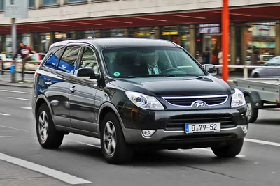 Hyundai ix55 3.0 CRDi 4x4 - MY 2009 - silver metallic - Korean popular  large SUV - on parking (park space Stock Photo - Alamy