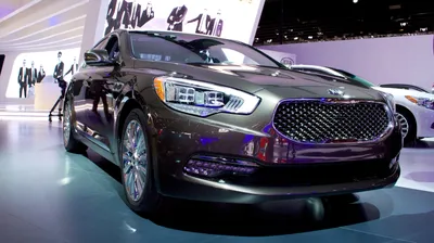 2015 Hyundai Genesis v. 2015 Kia K900 - Motor Review