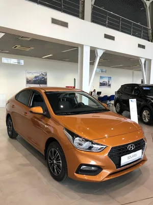 Фото Hyundai Solaris оранжевого (Sunset Orange) цвета кузова