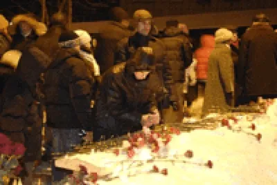 В годовщину трагедии «Хромой лошади» у сгоревшего клуба зажгли тысячу  свечей - KP.RU