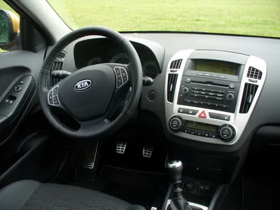 File:Kia pro cee'd 2.0 TX Granadagelb Cockpit.JPG - Wikimedia Commons