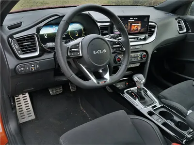 Kia Ceed 2024 - фото в новом кузове: салон, вид снаружи, багажник