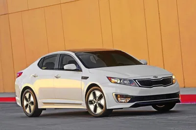 2019 Kia Optima - Front Three-Quarter | Caricos