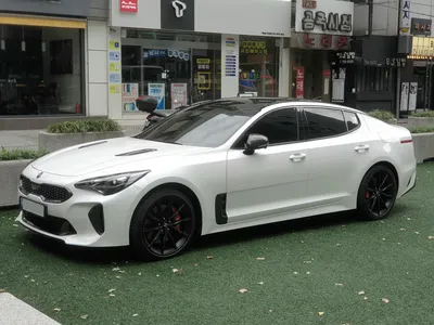 Is this white Kia stinger with the top and trunk hood blacked out factory?  Or is this done after market. 2019 Kia stinger GT-Limited. : r/kiastinger
