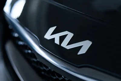 Автомобили Kia получили новый логотип. Его сложно отличить от старого -  читайте в разделе Новости в Журнале Авто.ру