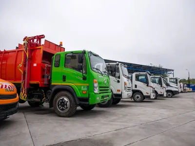 Фото: Китайские грузовики, автосалон — Яндекс Карты