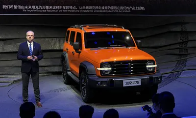 Мощно, богато и очень дорого. В Китае поступил в продажу огромный  внедорожник Hongqi LS7 — с двигателем V8, длиной 5,7 м, отделкой  натуральной кожей и деревом и ценой 216 000 долларов