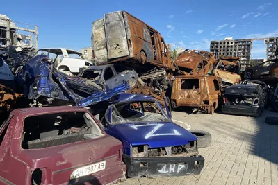 Кладбище автомобилей напоминает о жестоких боях в Мариуполе - Российская  газета