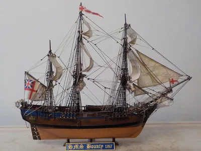Модель корабля \"HMS Bounty 1787\" из дерева с белыми парусами 73 см