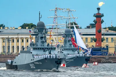В Петербурге прошла тренировка кораблей перед Главным военно-морским парадом