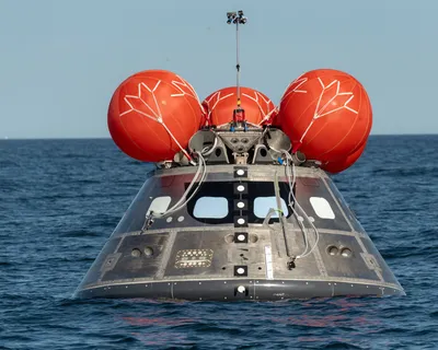 Космический корабль NASA Orion завершил беспилотный полет на орбиту Луны —  РБК