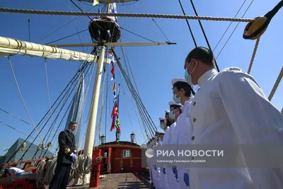 Корабль «Полтава» встал на якорь напротив Петропавловской крепости