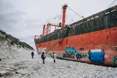Стала известна судьба выброшенного на берег под Геленджиком сухогруза -  Российская газета