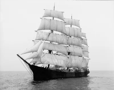 Корабль с парусами фото 