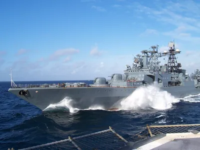 Корабли и подлодки Северного флота выстроились в одну линию в честь дня ВМФ  - Российская газета