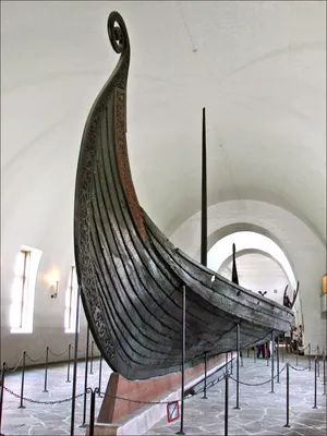 Корабль викингов в темных водах — древнескандинавский плакат