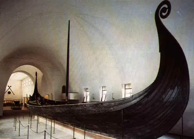 Корабль Викингов иллюстрация штока. иллюстрации насчитывающей гребли -  212299332