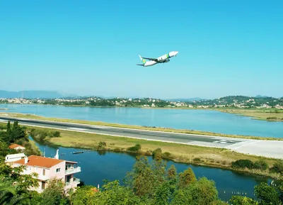 Самолет принимая от авиапорта городка Корфу Стоковое Изображение -  изображение насчитывающей море, перевозка: 67307287