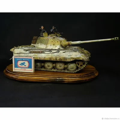 Тяжелый танк «Королевский тигр» из тяжелого танкового батальона  «Фельдхернхалле», подбитый советской артиллерией в ходе боев у озера  Балатон — военное фото