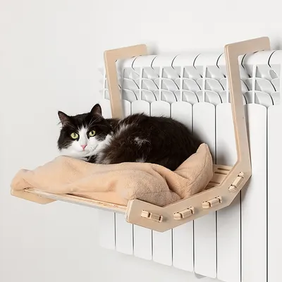 Striped кот лежа на батарее Стоковое Изображение - изображение  насчитывающей млекопитающее, рыльце: 84071675