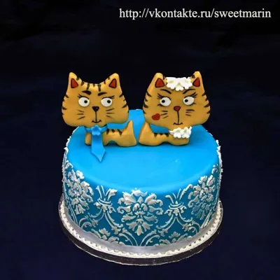 Кот на торте с воздушными шарами | Премиум Фото