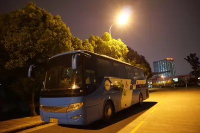 Красивые установки автобусы, которые также перевозят пассажиров на маршруте  Редакционное Фото - изображение насчитывающей дело, старо: 174572581