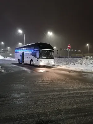 маленький белый туристический автобус, путешествующий по небольшой дороге в  красивых горах Стоковое Изображение - изображение насчитывающей концепция,  побережье: 223605255