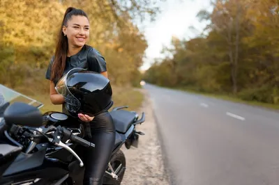 Фотогалерея с красивыми девушками на мотоциклах: скачать бесплатно в разных форматах