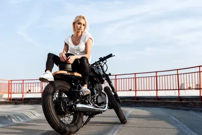 Картинка с девушкой на мотоцикле