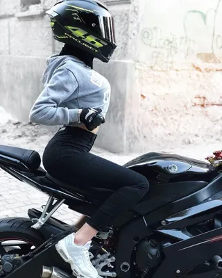 Арт с девушкой на мотоцикле
