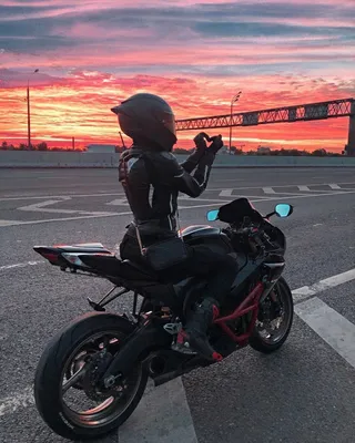 Фото в хорошем качестве - девушки на мотоцикле