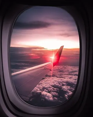 Красивый вид из окна самолета к голубому небу с белыми облаками на высоте в  солнечном дне от сидения пассажира Стоковое Фото - изображение  насчитывающей авиапорты, свет: 131514056