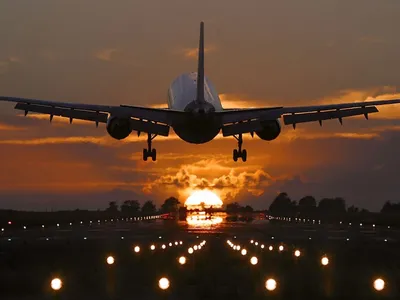 На фоне взлетающего самолета (48 фото) - красивые картинки и HD фото