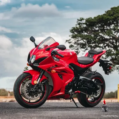 Завораживающее фото красного мотоцикла на закате