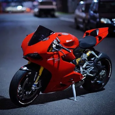 HD: Красный мотоцикл в высоком разрешении