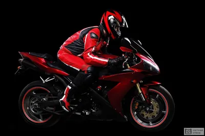 Фото красного мотоцикла на фоне природы