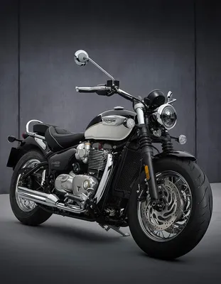 Рисунок круизер мотоцикла на черном фоне