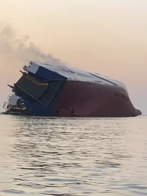 GISMETEO: Грузовой корабль с 4000 автомобилями на борту потерпел крушение.  Видео - Авто | Новости погоды.