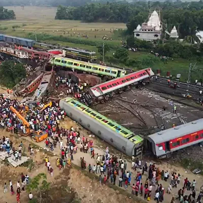 Страшные фото с места столкновения поездов в Индии